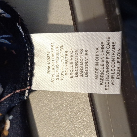 DR2 Women’s Medium Floral Multicolor Longer Back Short Sleeve Blouse Navy Blue - Picture 8 of 9